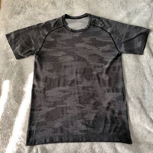 Lululemon men’s athletic t shirt size medium